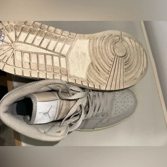 Jordan 1 Mid Light Bone mens size 8.5 womens size 10 - Picture 4 of 5